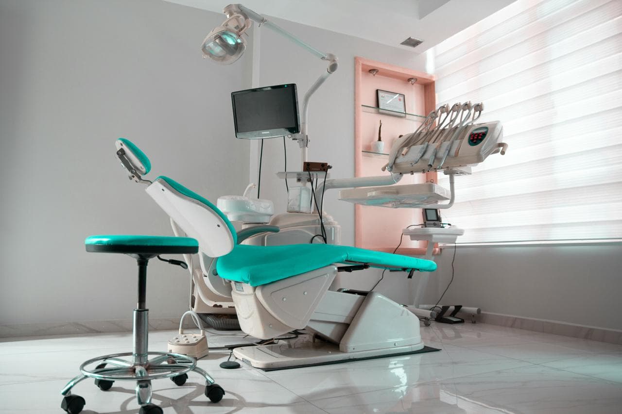 تجهيزات عيادة QB Dental الحديثة